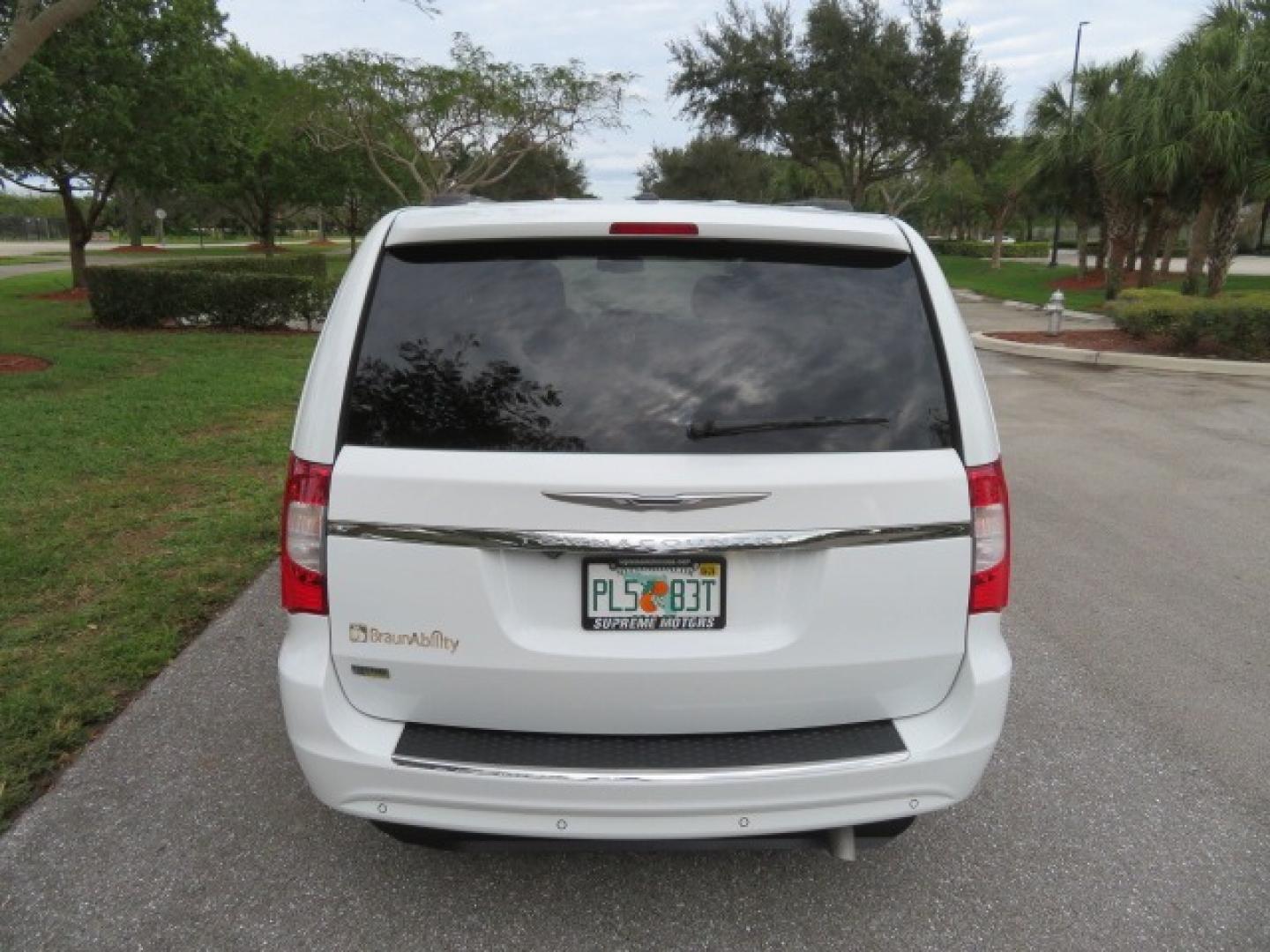 2014 White /Black Chrysler Town & Country (2C4RC1BG4ER) , located at 4301 Oak Circle #19, Boca Raton, FL, 33431, (954) 561-2499, 26.388861, -80.084038 - Photo#19